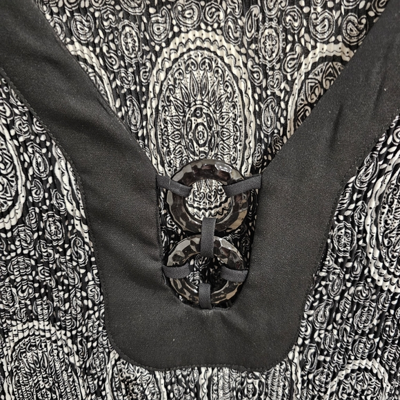 Ricky’s Black & White Medallion Boho Blouse V-Neck Bell Sleeve Size 10 - Picture 8 of 11